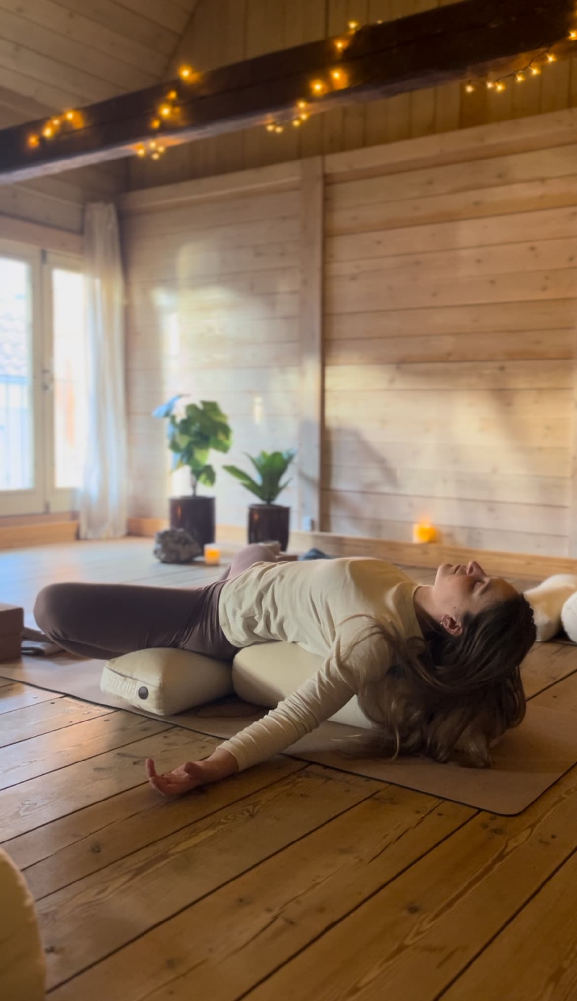 Yoga i et roligt rum med naturligt lys